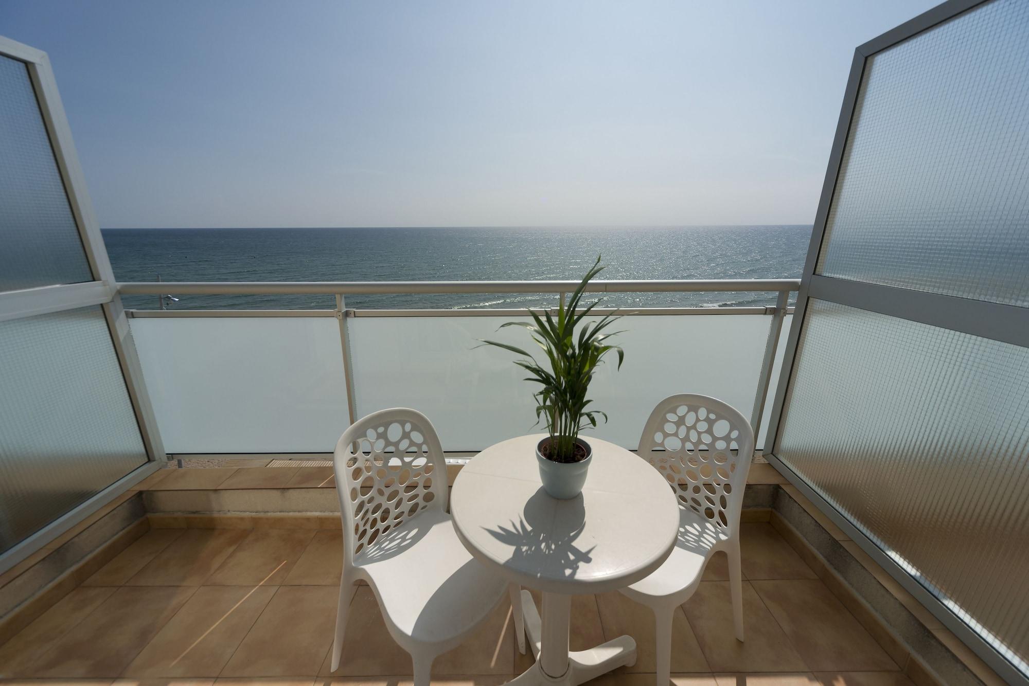 4R Miramar Calafell Hotel Bagian luar foto